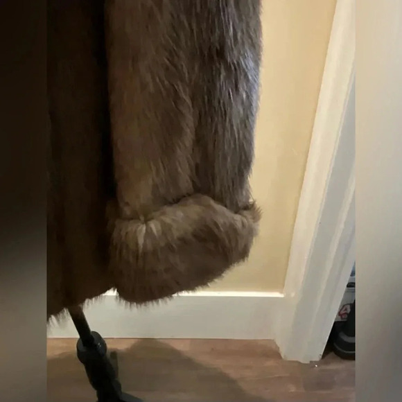 Elegant Brown Fur Coat - Picture 7 of 16